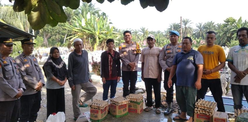 Penggali Kubur di Aekkanopan Terima Bantuan dari Polsek Kualuh Hulu