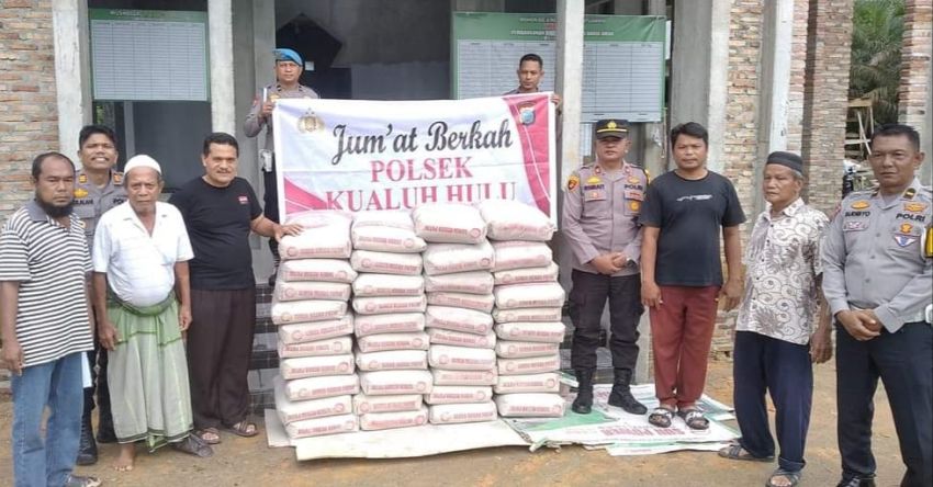 Polsek Kualuh Hulu Bantu 40 Sak Semen ke Musala Darul Aman Guntingsaga Labura