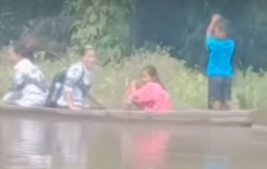 Guru SD Parulian Semangat Rayakan HGN 2024 saat Sekolahnya Kebanjiran