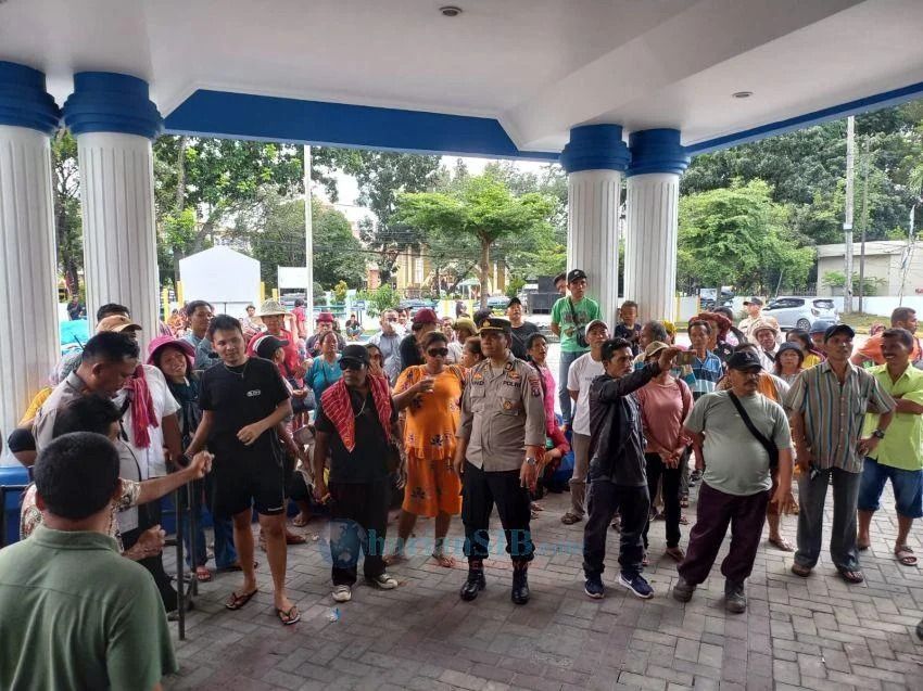 Warga Biru-biru Demo Tuntut Ganti Rugi Berkeadilan di Kantor BBWSS II
