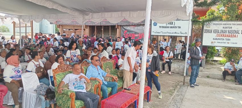 Bagi-bagi Kacamata Gratis, Sahabat Maruarar dan RE Nainggolan Ajak Masyarakat Toba Dukung Bobby-Surya