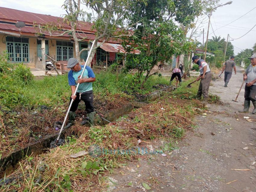 Antisipasi Banjir, Kepling Bersama Warga Gotong Royong di Kelurahan Sijambi