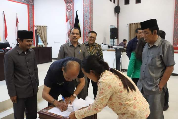 Plt Bupati Bersama DPRD Samosir Sahkan APBD 2025
