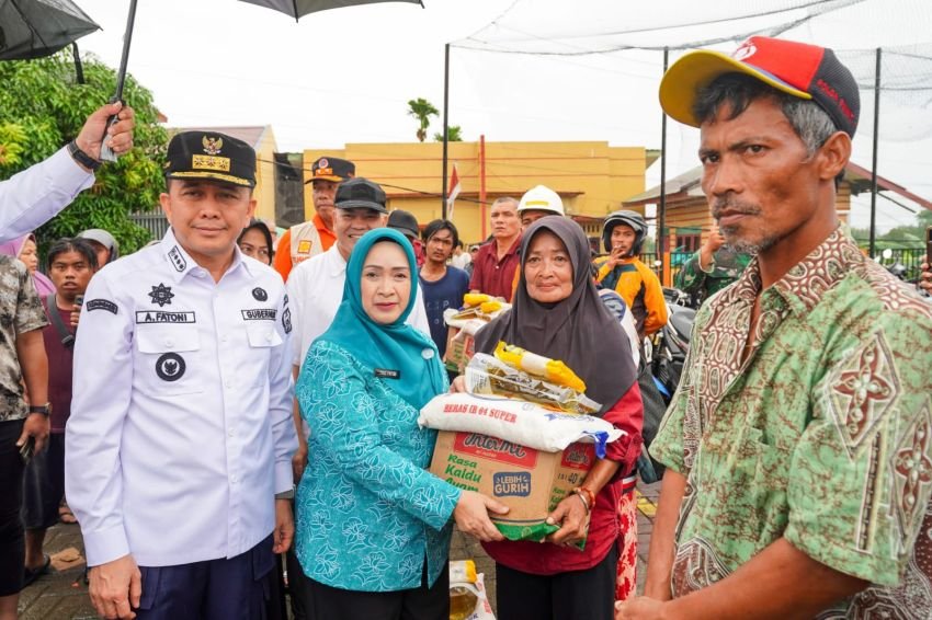 Pj Gubernur Sumut A Fatoni dan Pj Ketua PKK Tyas Fatoni Tinjau Banjir dan Berikan Bantuan
