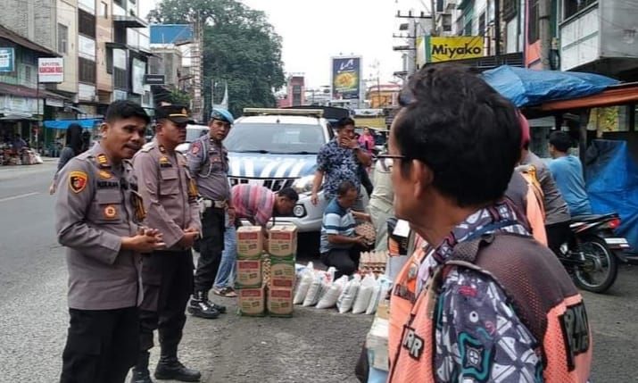 Puluhan Petugas Parkir dan Kebersihan Terima Paket Bahan Makanan dari Polsek Kualuh Hulu