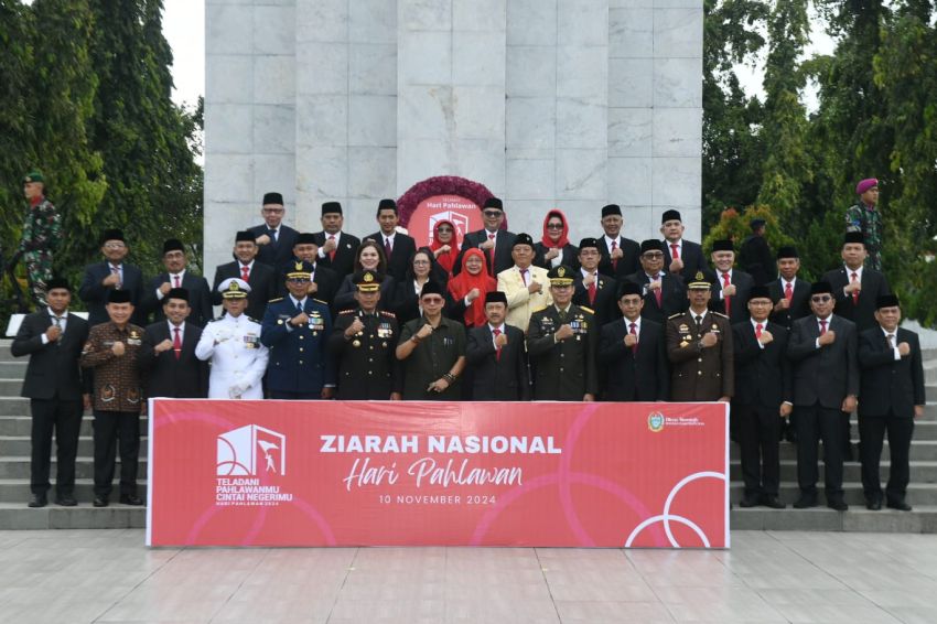 Sekdaprov Sumut Pimpin Upacara Peringati Hari Pahlawan hingga Tabur Bunga