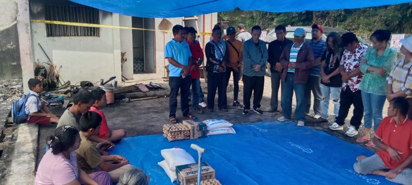 Tim Relawan Anton-Benny Bantu Korban Kebakaran di Nagori Sibaganding