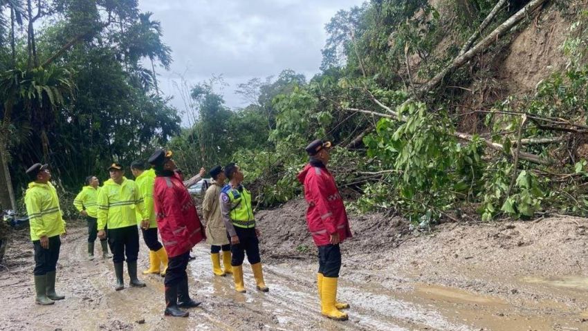 Meski Diguyur Hujan, Kapolrestabes Medan Tinjau Lokasi Terdampak Longsor di Desa Sembahe