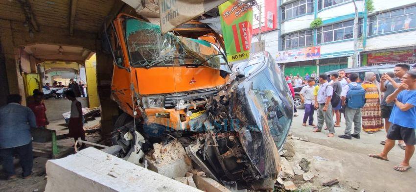 Diduga Gagal Rem, Truk Serduk 3 Mobil Dan Belasan Motor di Jalinsum Sudirman Kotapinang