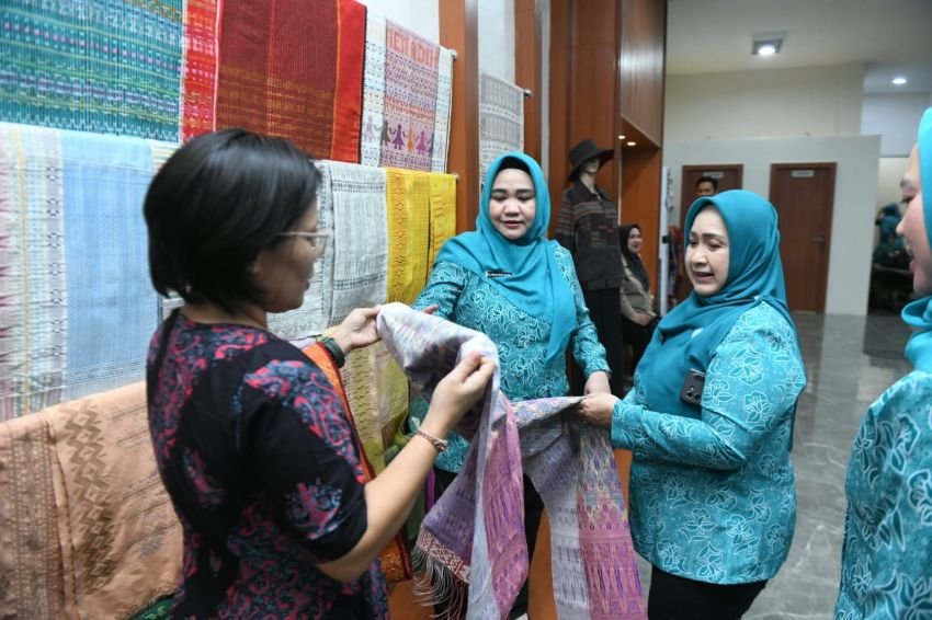 Kunjungi Galeri Dekranasda Sumut, Pj Ketua TP PKK Sumsel Puji Produk UMKM Sumut