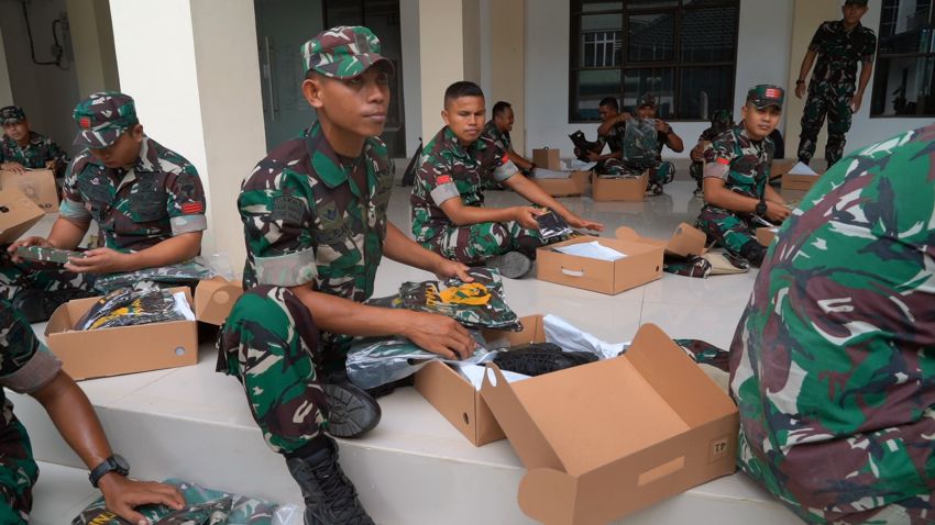 Prajurit TNI Korem 011/LW Terima Loreng Tempur Terbaru dari Kasad Maruli