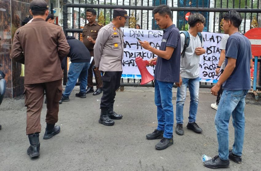 Warga Sibiru-biru Terus Datangi Kantor BBWSS II