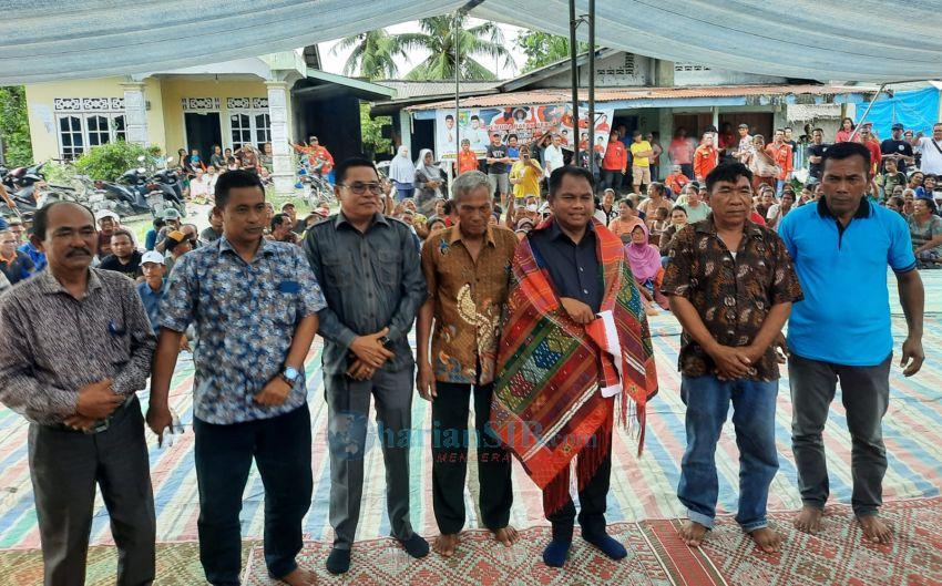 Komit Menangkan Dambaan 100 Persen di Pikada Sergai, Masyarakat Tanjungberingin Ulosi Darma Wijaya
