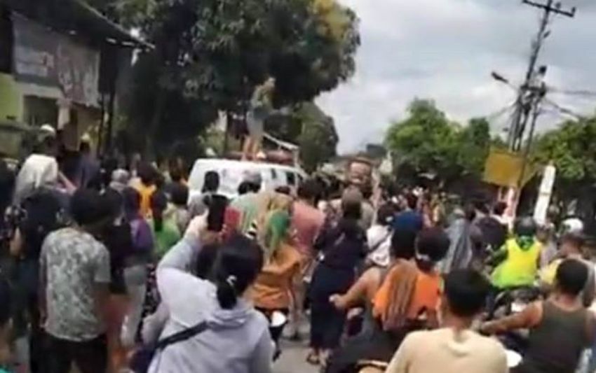 Ratusan Warga Biru-biru Iringi Mobil Jenazah ke Markas Aparat di Delitua