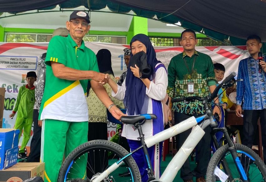 Ribuan Peserta Ikut Gerak Jalan Sehat Milad ke-112 Muhammadiyah di Aekkanopan