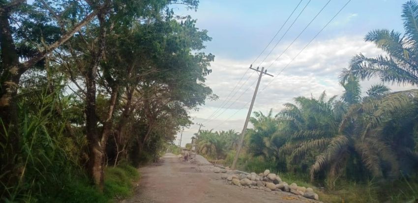 Miring dan Nyaris Roboh, Warga Harap PLN Perbaiki Tiang Listrik di Dusun 11 Cempedaklobang Sergai