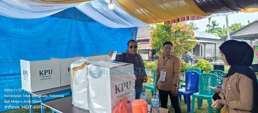 Mantan Anggota DPRD Sergai Gunakan Hak Pilih di TPS 01 Pematang Kuala