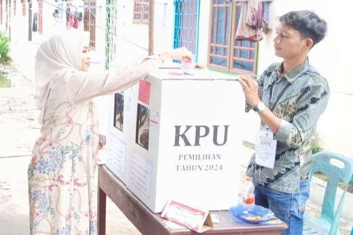 Nyoblos di TPS 011, Cabup Labuhanbatu dr Hj Maya Hasmita SpOG Berharap Pilkada Serentak Aman Damai