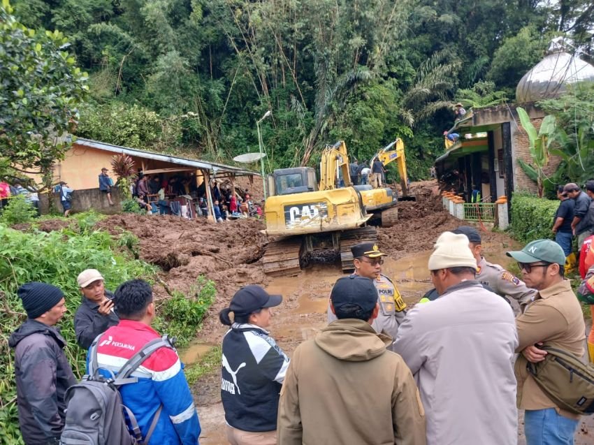 Bencana Longsor di Desa Semangat Gunung, 10 Orang Dalam Pencarian, 8 Rumah Rusak