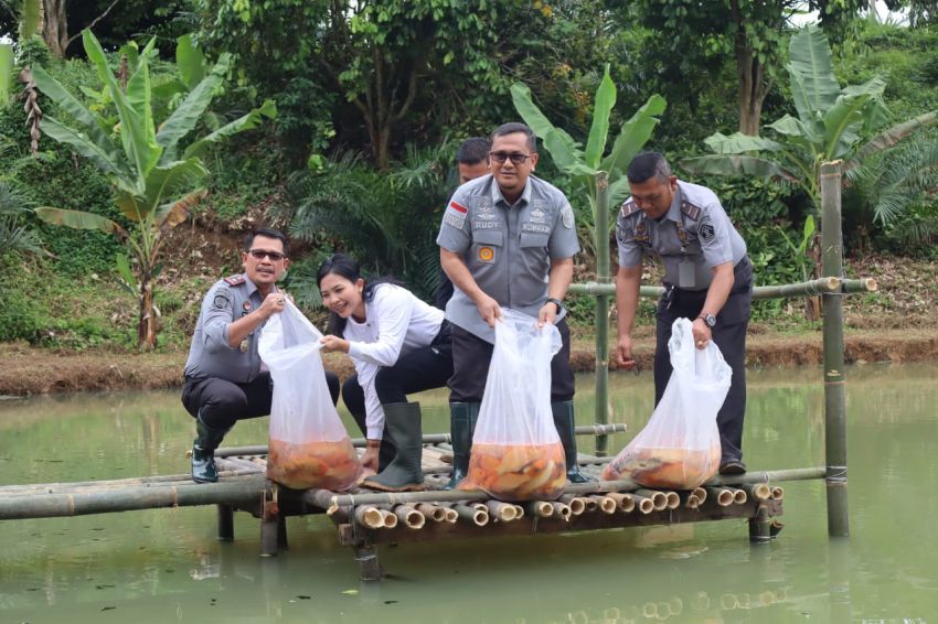 Dukung Ketahanan Pangan, Lapas Pancurbatu Tabur 2500 Ekor Benih Ikan Mas