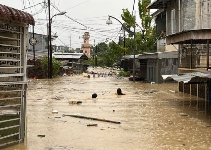 Banjir Seatap Rumah di Gang Pelita, Banyak Anak Terjebak