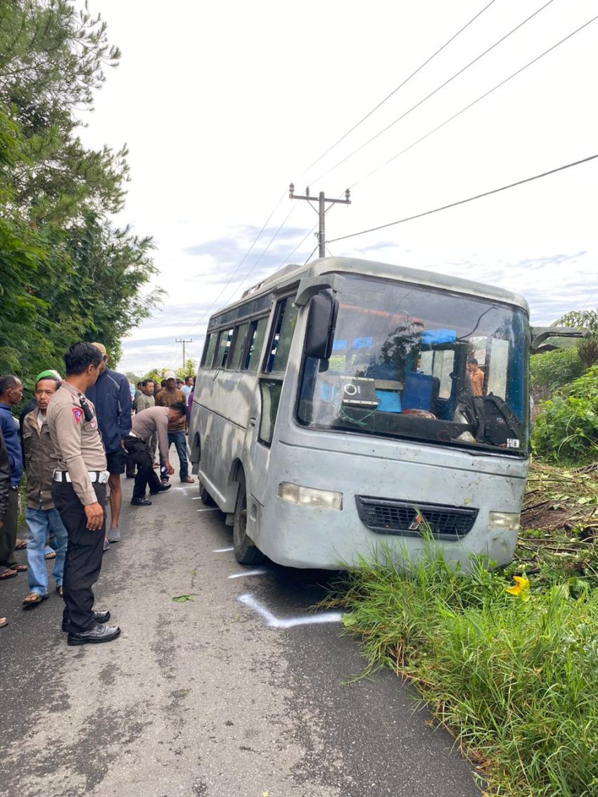 Bus Pengangkut Anak Sekolah Terbalik, 1 Meninggal, 3 Orang Luka - luka