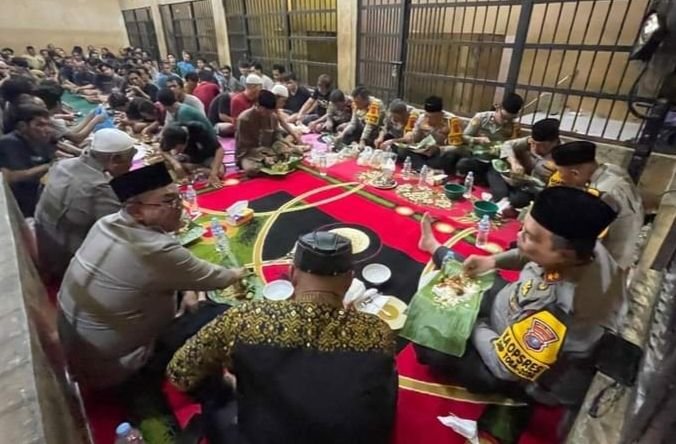 Kapolres Labuhanbatu Makan Bersama Para Tahanan