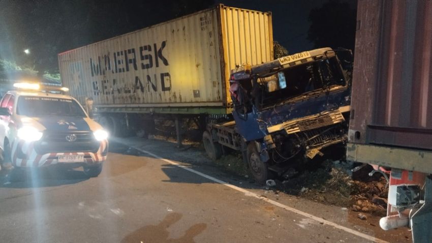 Diduga Rem Blong, Truk Kontainer Tabrak Gerbang Tol Tanjung Mulia Medan