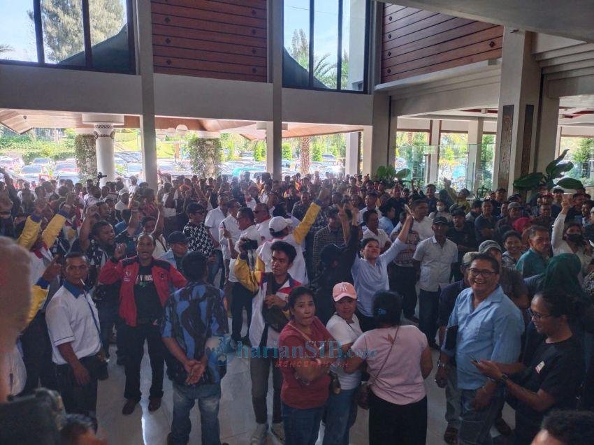 Massa Pendukung Dua Paslon Bupati dan Wakil Bupati Simalungun Penuhi Lobi Niagara Hotel Parapat