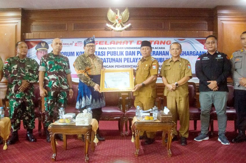 Wali Kota Tanjungbalai Terima Penghargaan Pelayanan Publik dari Pimpinan Ombudsman RI