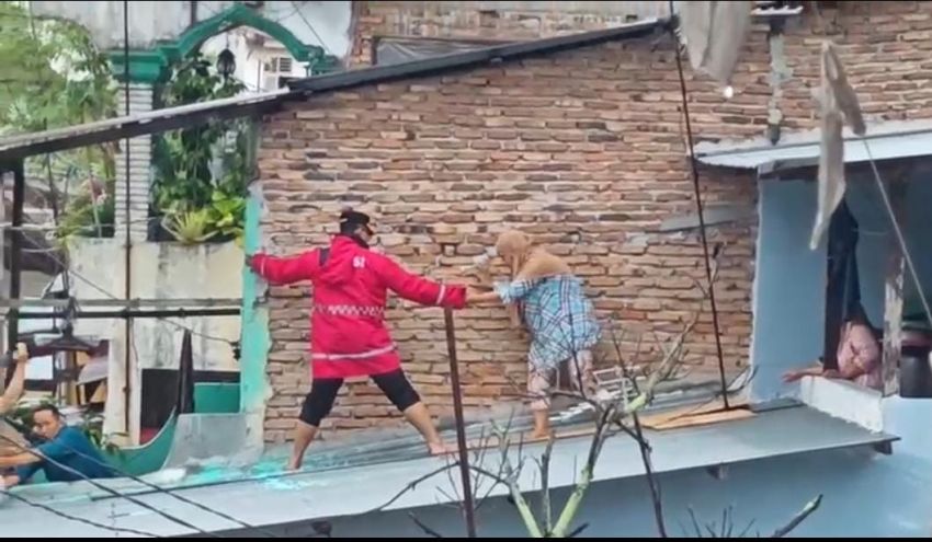 Kapolrestabes Medan Evakuasi Seorang Nenek Korban Banjir di Kampung Baru