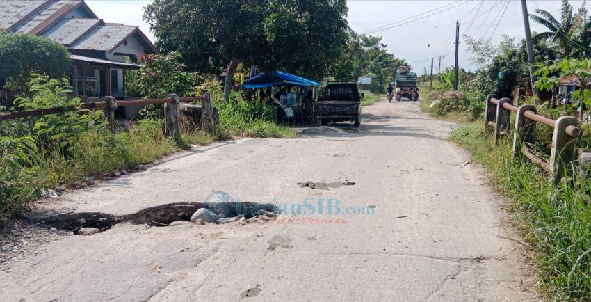 Lubang di Jembatan Sei Serimah Bandar Khalipah Masih Menganga