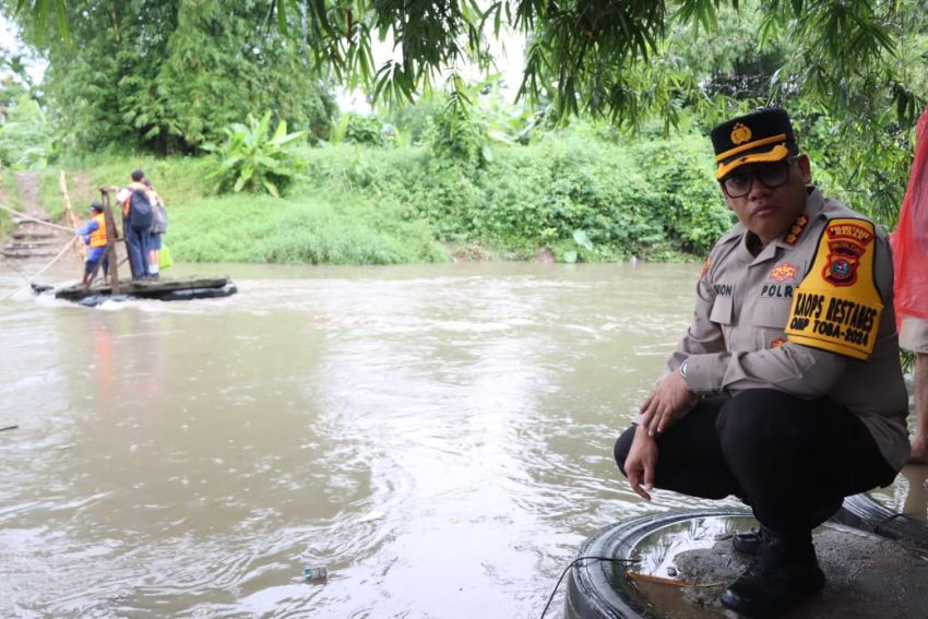 Kapolrestabes Medan Cek Keamanan Perahu Penyeberangan di Sungai Babura di Tengah Gerimis