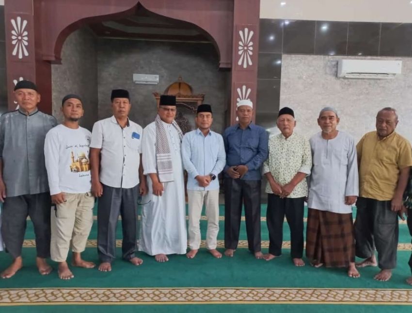 Ratusan Jemaah Salat Jumat di Masjid Al Aman Aekkanopan Terima Sedekah Makanan