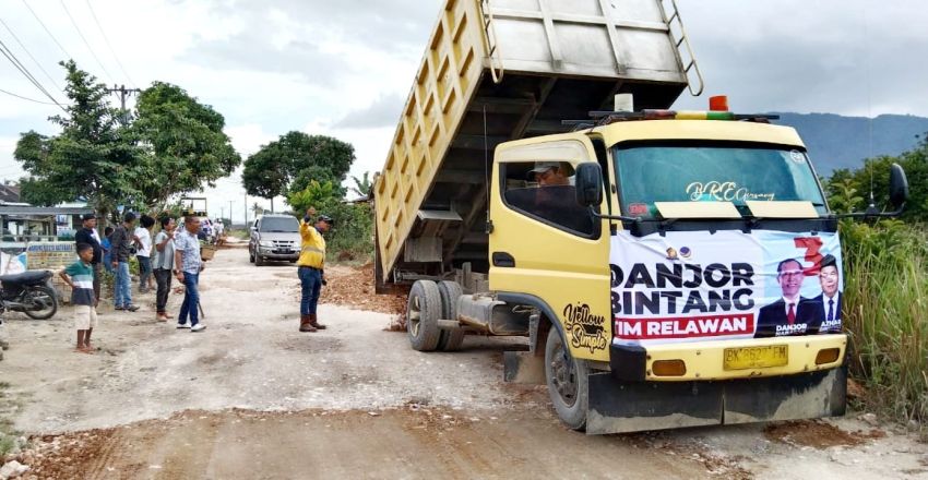 Relawan Paslon Bupati/ Wakil Bupati Dairi, Danjor Nababan- Azhar Bintang Tambal Jalan Rusak