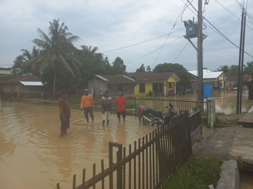 Air Meluap, Puluhan Rumah Warga dan Satu Sekolah Dasar Nagori Pokkan Baru Terendam Banjir