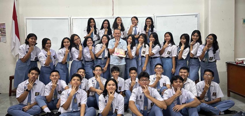 Serangkai Lagu Puitis dari Stosa di Hari Guru