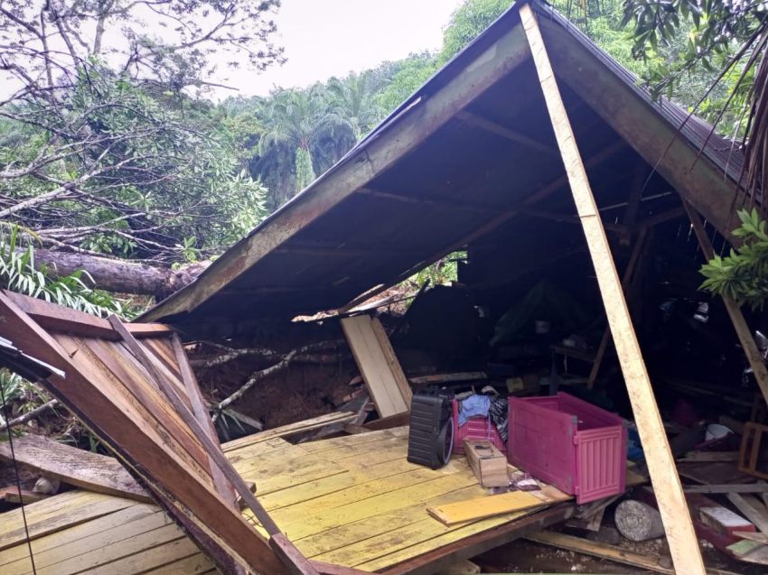Sebuah Rumah di Palas Tertimbun Longsor, 3 Selamat, 4 Masih Dalam Pencairan