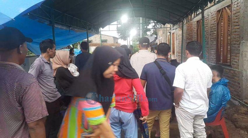 Diguyur Hujan, Warga di Kelurahan Bandarsakti Tebingtinggi Tetap Antusias Mencoblos