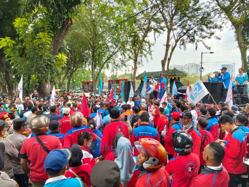 Massa Buruh Turun ke Jalan Tuntut Menaker Laksanakan Putusan MK Terkait Uji Materi UU Ciptaker