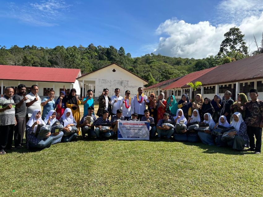 Kacabdis XII Serahkan Bantuan School Kit Kepada Pelajar Terdampak Bencana