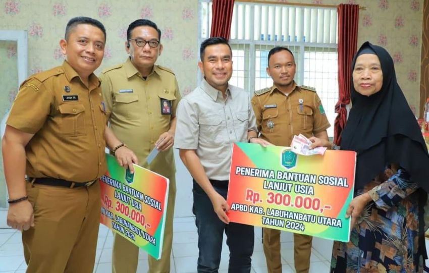 128 Warga Lansia di Labura Terima Bansos