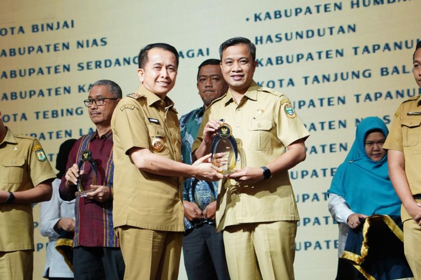Pj Wali Kota Tebingtinggi Terima Penghargaan Kategori Informatif dari Pj Gubernur Sumut