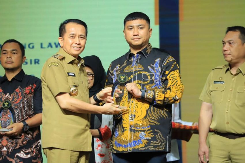 Pemkab Labura Terima Penghargaan Ketegori Informatif