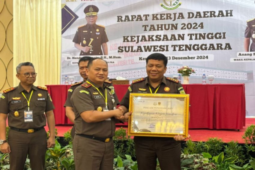Kajari Kendari Ronal Bakara Terima Penghargaan dari Pimpinan Kejaksaan