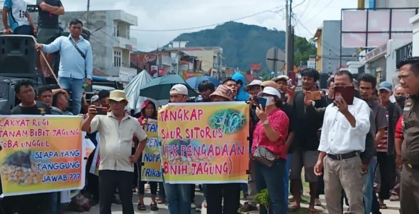 Aliansi Masyarakat Toba Unjuk Rasa Minta Tuntaskan Dugaan Korupsi Bibit Jagung Rp6,1 Miliar