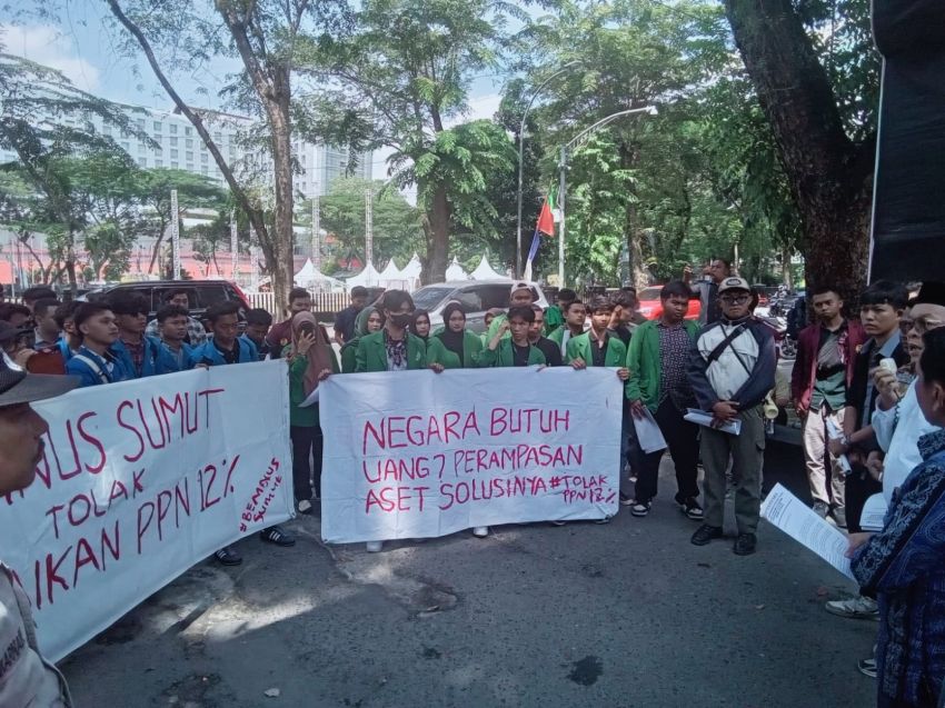 Mahasiswa BEM Unjuk Rasa ke DPRD SU Tolak Kebijakan Pemerintah Naikkan PPN