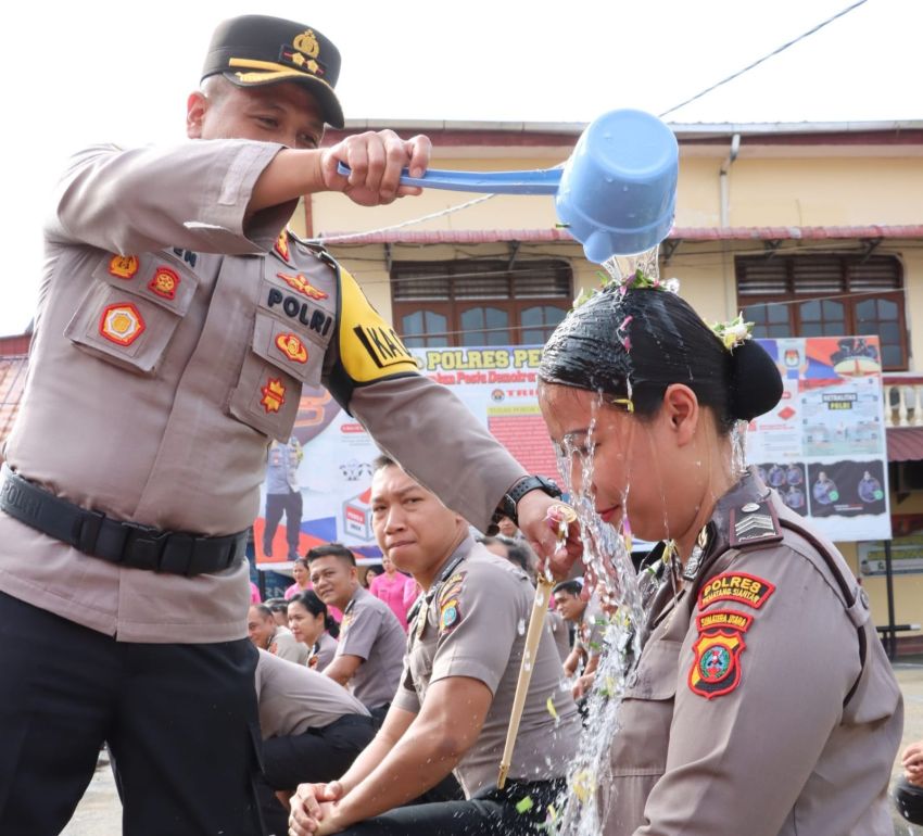Kapolres Pematangsiantar Pimpin Upacara Kenaikan Pangkat 42 Personel