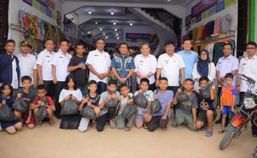 Sambut Nataru, 300 Anak Yatim Belanja Baju Baru Bersama Wabup Labura