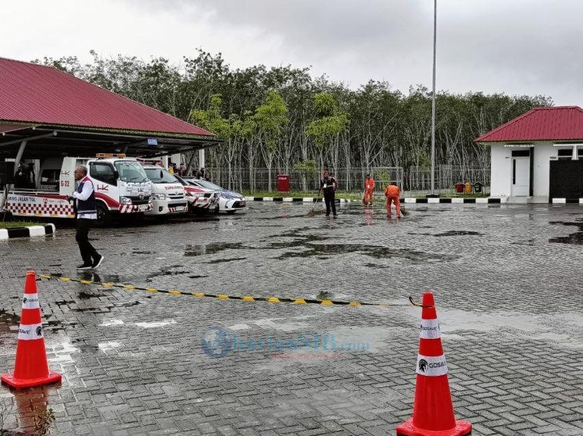 Wakil Presiden Gibran Rakabuming Tinjau Tol Tanjung Pura di Tengah Hujan